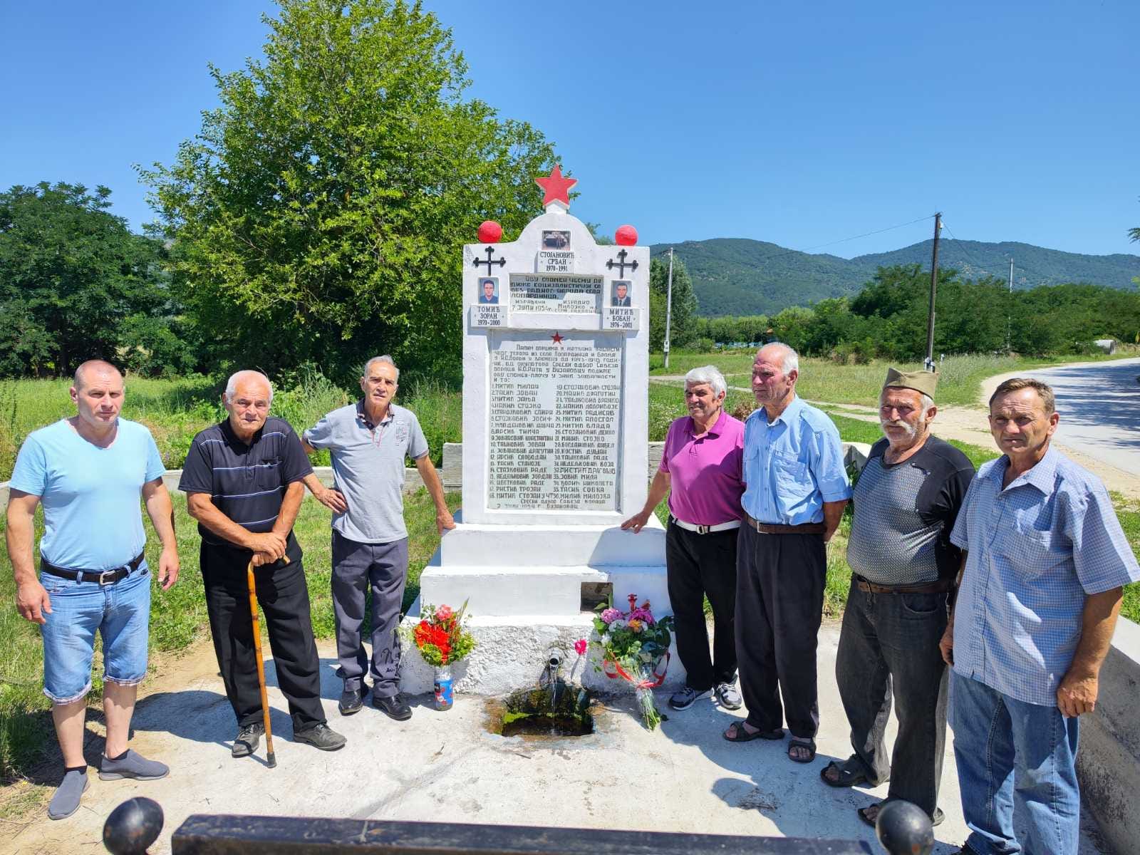 Odata pošta žrtvama fašizma kraj spomen česme u Lopardincu Bujanovačke