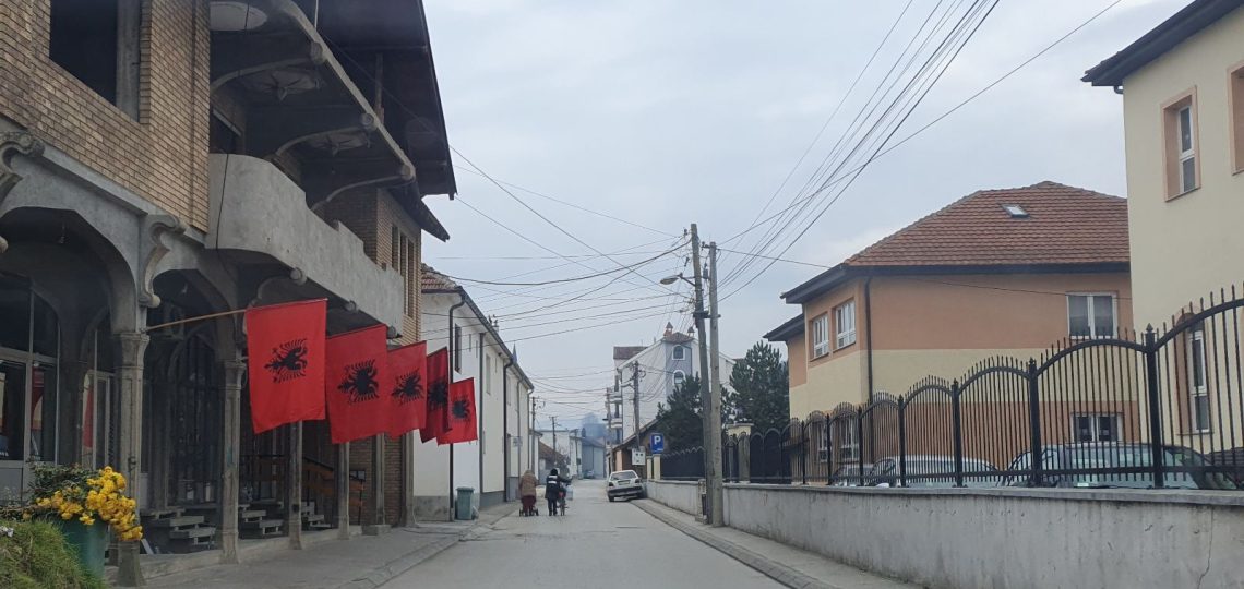 Albanske zastave na kućama u Bujanovcu