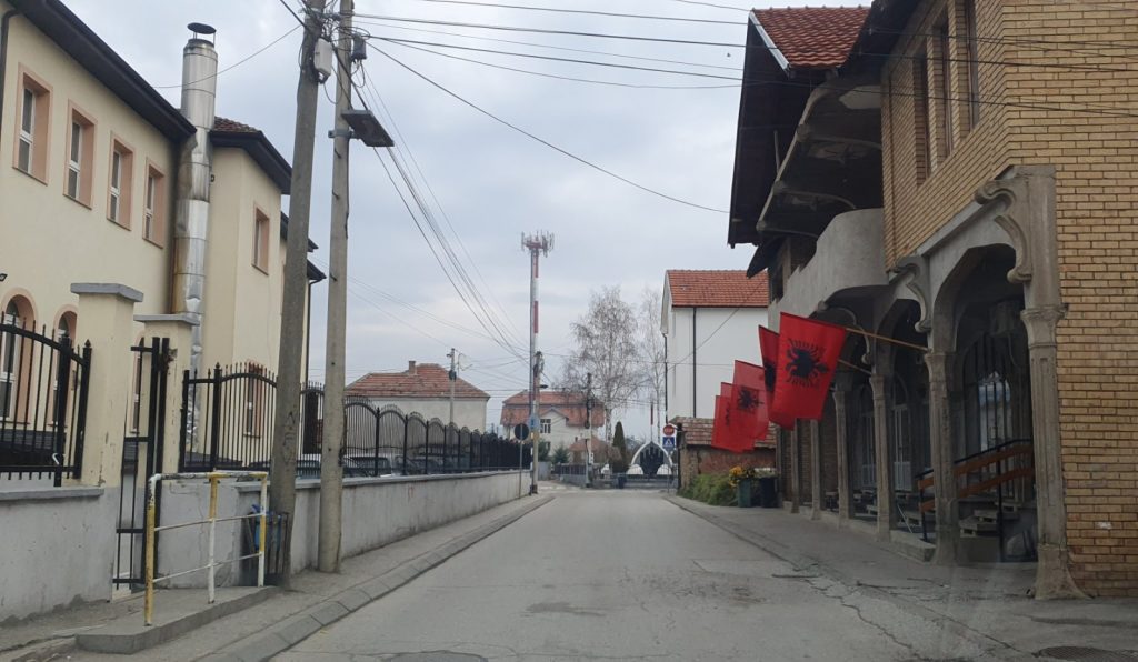 Albanske zastave kod škole Muharem Kadriu