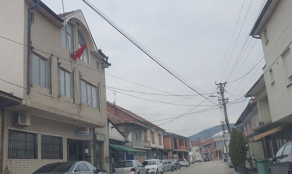 Albanske zastave na kućama u Bujanovcu i Trnovcu