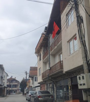 Albanske zastave na kućama u Bujanovcu