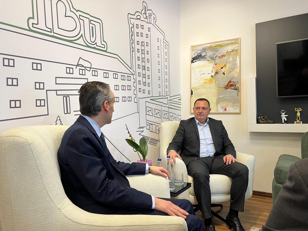 Pajaziti sa američkim diplomatom