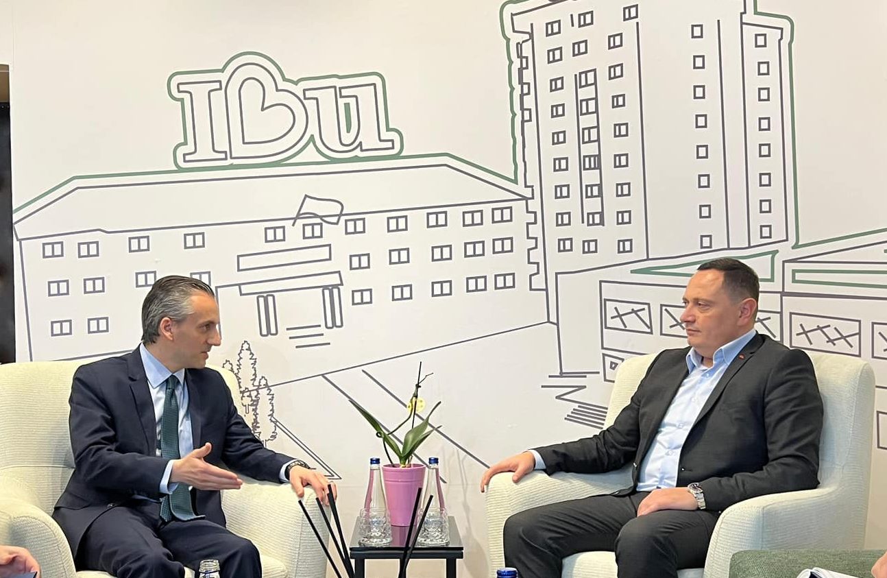 Pajaziti sa američkim diplomatom