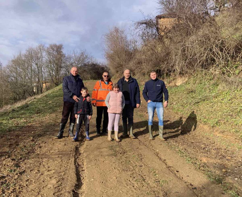 Meštani Pretine traže put