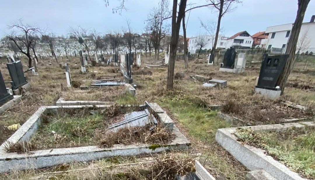 Oskrnavljeno srpsko groblje u Gnjilanu