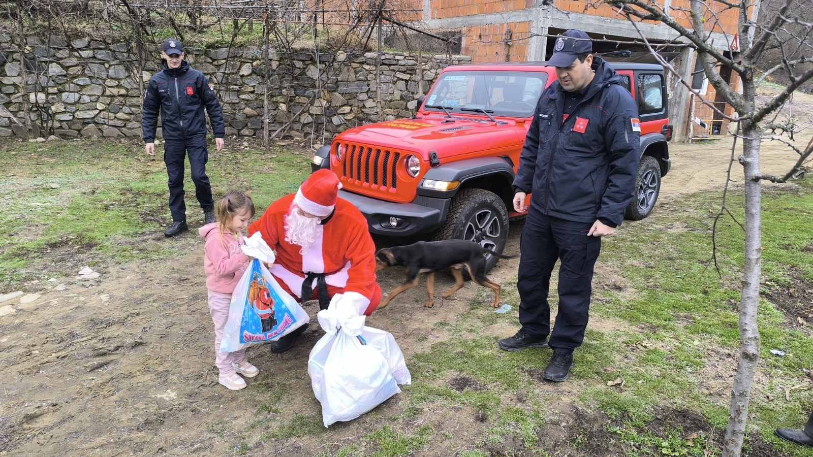 Bujanovački vatrogasci podelili novogodišnje paketiće