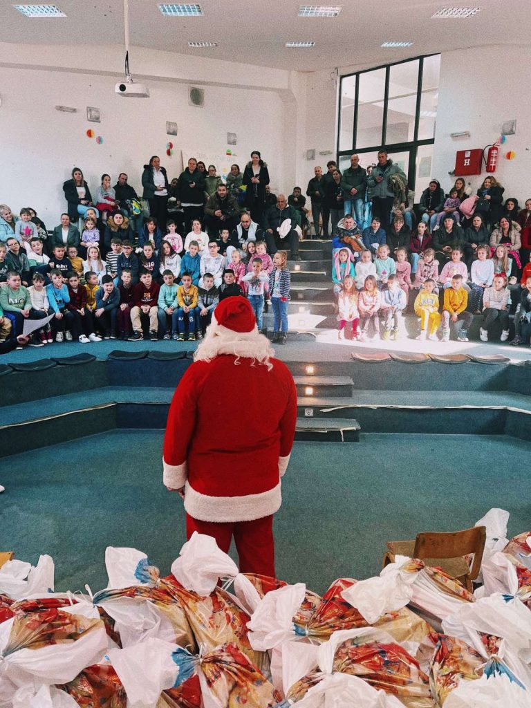 Podela paketića đacima kleničke škole