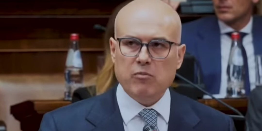 Premijer podnosi ostavku