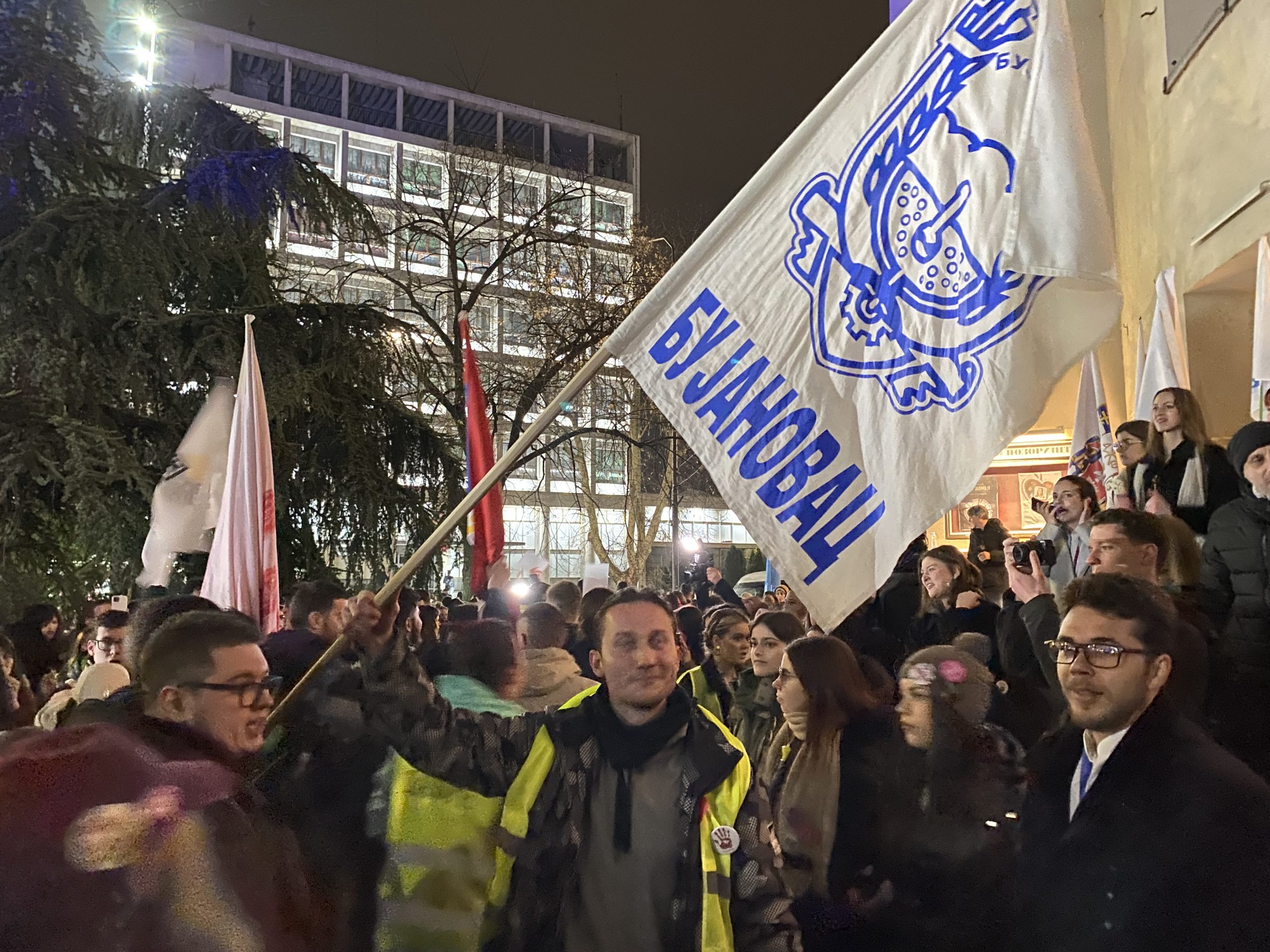 Lazar Stojančov doneo zastavu Bujanovca na protest