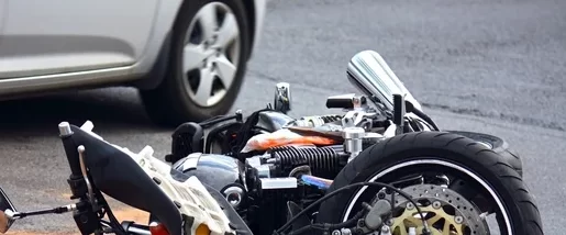 Teško povređen maloletnik na motoru