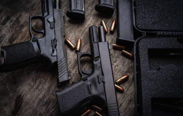 Policajac se tereti za krađu samo tri pištolja