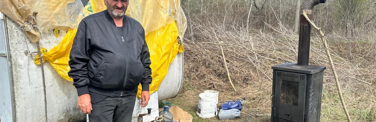 Mile Cvetković živi u oskudici u kamp prikolici