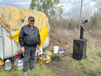 Mile Cvetković živi u oskudici u kamp prikolici