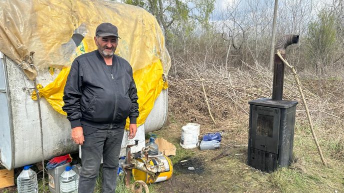 Mile Cvetković živi u oskudici u kamp prikolici