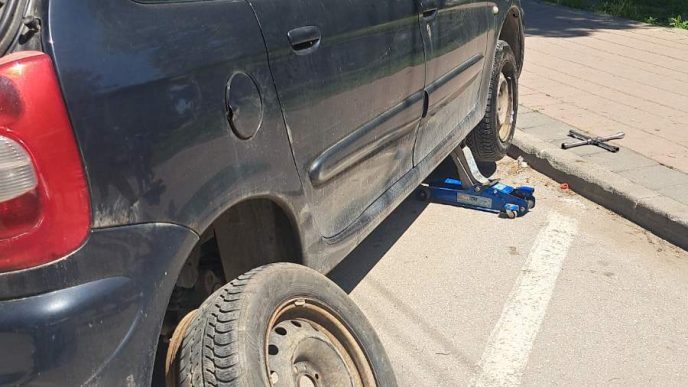 Posečene gume na vozilima Dixi Taxi