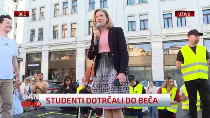 Austrijska ministarka na dočeku studenata u Beču