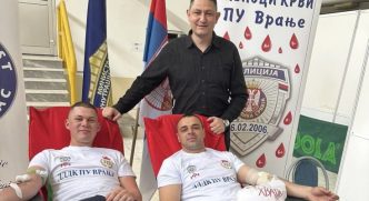 Policajci u akciji dobrovoljnog davanja krvi (arhiva)
