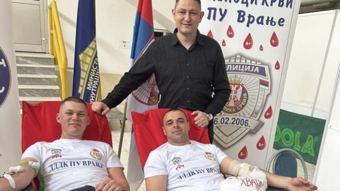 Policajci u akciji dobrovoljnog davanja krvi (arhiva)