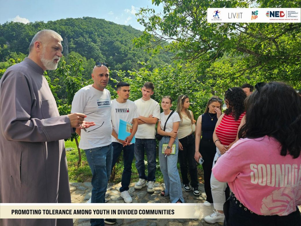 Mladi Albanci u poseti manastiru