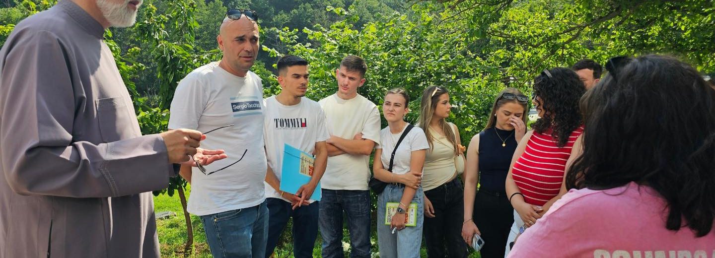 Mladi Albanci u poseti manastiru