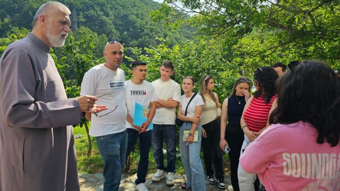 Mladi Albanci u poseti manastiru