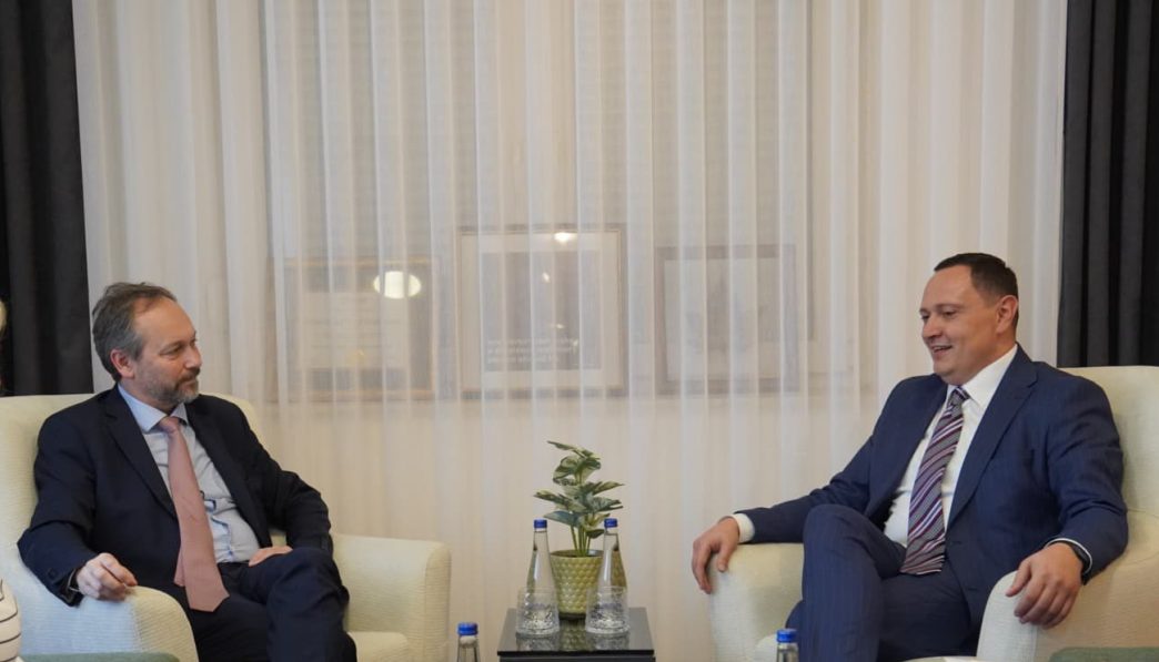 Ambasador sa Pajazitijem