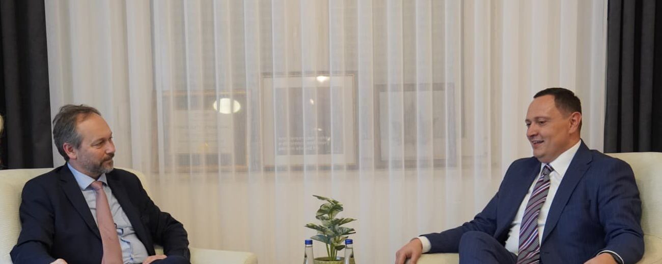 Ambasador sa Pajazitijem