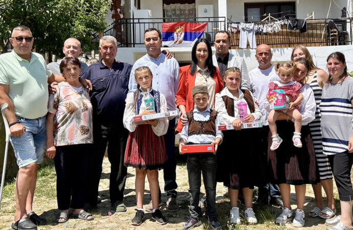 Ministarka Žarić Kovačević sa porodicom Anđelković