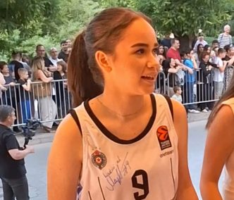 Ljubica u dresu Partizana na maturu (foto Vranje news)