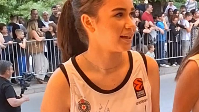 Ljubica u dresu Partizana na maturu (foto Vranje news)