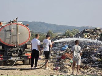 Komunalac gasi požar na deponiji