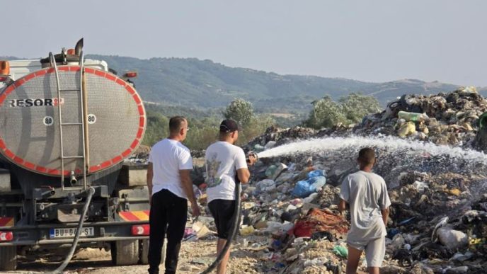 Komunalac gasi požar na deponiji
