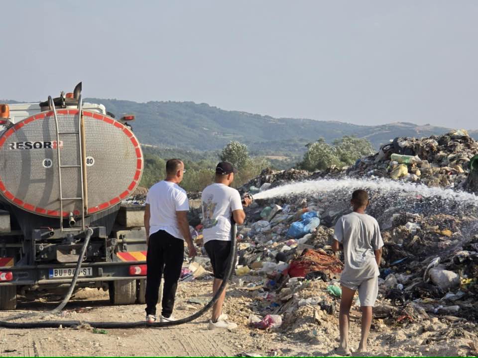 Komunalac gasi požar na deponiji