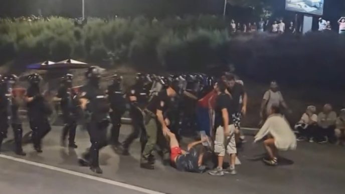 Žandarmerija razbija blokadu u Užicu (foto screenshot N1)