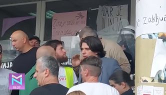 Novopazarski studenti opet ušli u zgradu fakulteta (foto Nova S)