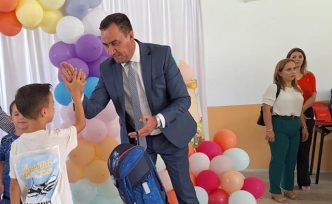 Mitrović deli rančeve (foto arhiva)