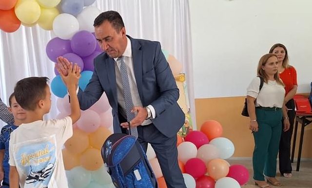 Mitrović deli rančeve (foto arhiva)