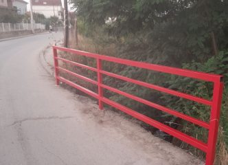 Romi postavili ogradu na mostu