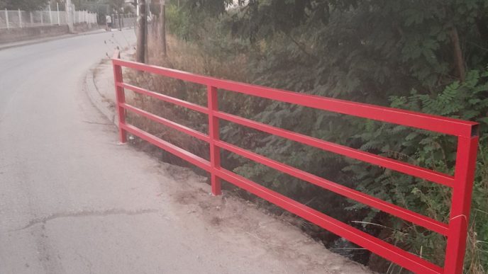 Romi postavili ogradu na mostu