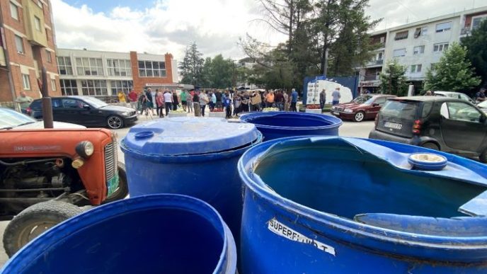 Foto arhiva: Protest ispred Opštine zbog nestašica vode