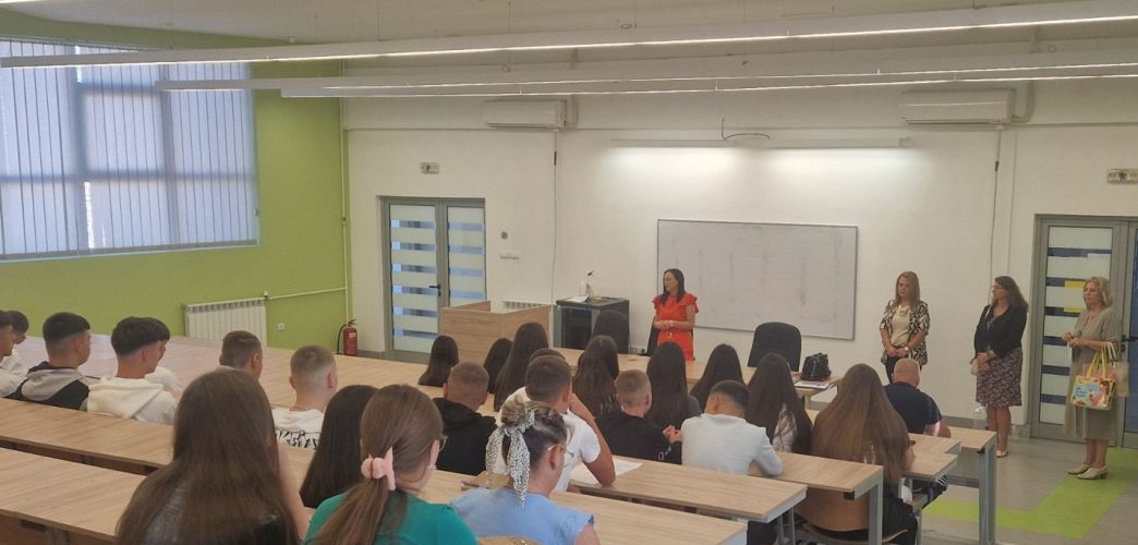 Direktorka dočekala nove "Svetosavce"