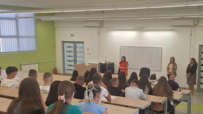 Direktorka dočekala nove "Svetosavce"