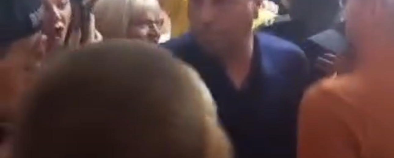 Tasić u pratnji policije napustio školu