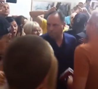 Tasić u pratnji policije napustio školu