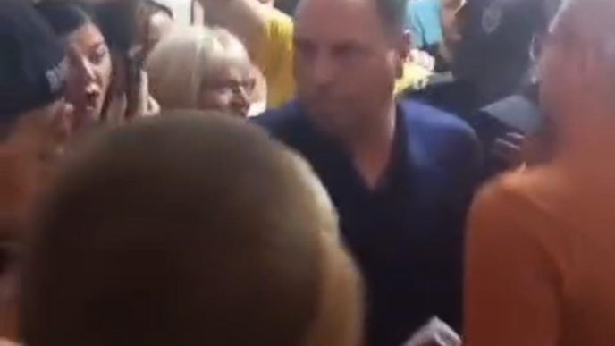 Tasić u pratnji policije napustio školu