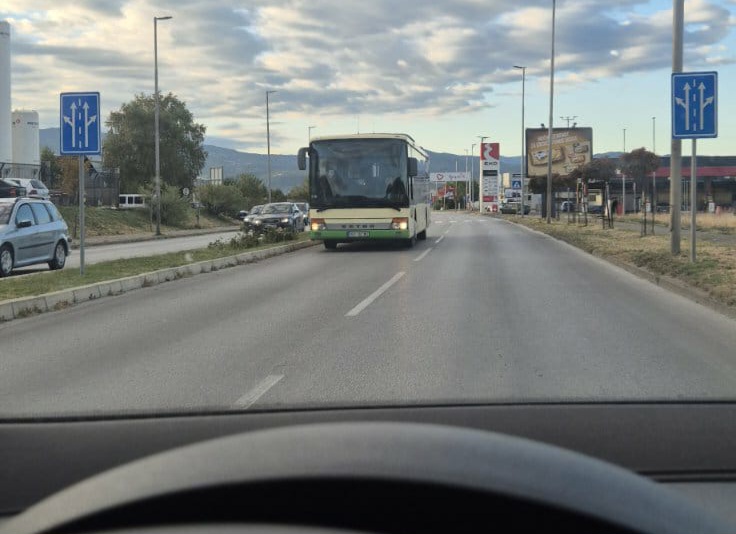 Autobus u kontrasmeru